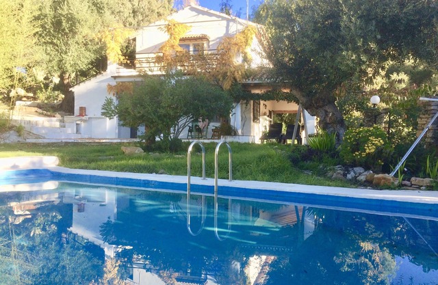 Villa mit privatem Pool Unter Hügeln und Olivenhainen