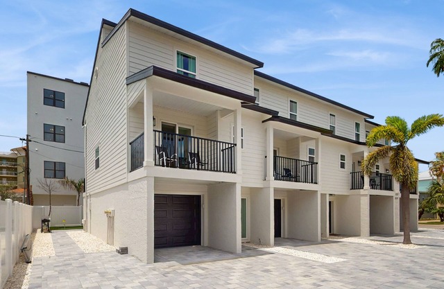 Family and dog friendly, steps to the Gulf and beaches, shared putting green, AC