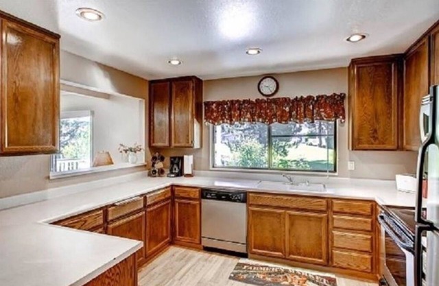 Family and friends getaway in Plumas Pines, 2 Master bedrooms, sleeps up to 10!
