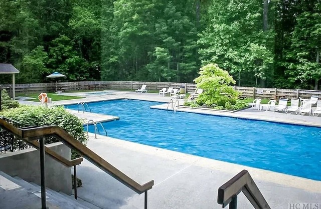 Family and pet friendly home in Sapphire Valley Resort, amenities included.