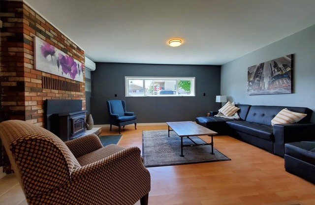 Family and pet friendly suite 5 minute walk to the lake