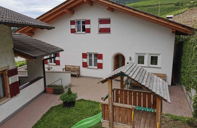 Familien-Apartment mit Spielplatz und Terrasse umgeben von Weinbergen