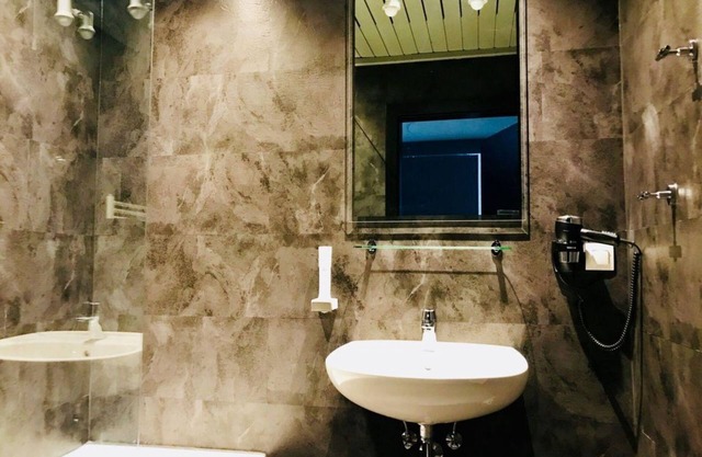 Familienzimmer, Dusche, WC, 1 Schlafraum - Basekamp Mountain Budget Hotel