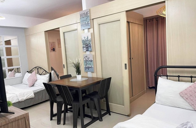 FAMILY/ BARKADA 2BR With Balcony MOA fireworks VIEW / 10Mins to NAIA