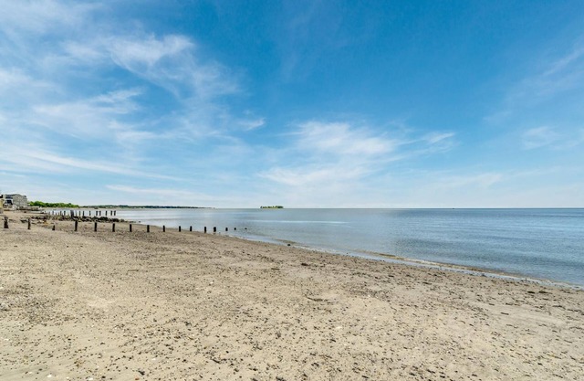 Family Beach Getaway! Walk out the door and onto the beach! Lots to do nearby!