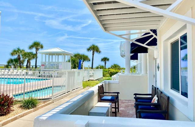 Oceanfront Gebäude nur wenige Schritte zum Strand, Pool und Whirlpool! Erdgeschoss mit Terrasse