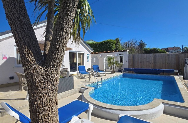 Attraktiver Bungalow mit privatem Pool in der Nähe von Tenby