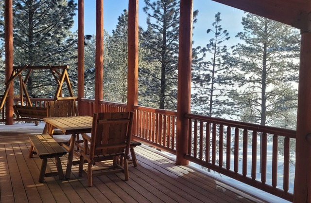 Family cabin in the Moutains-golf, pool, pickle ball, hot spring, skiing & more!