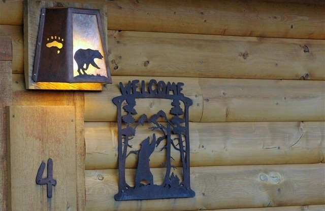 "Familienhütte, in der Nähe von Yellowstone mit Blick auf den Yellowstone River"