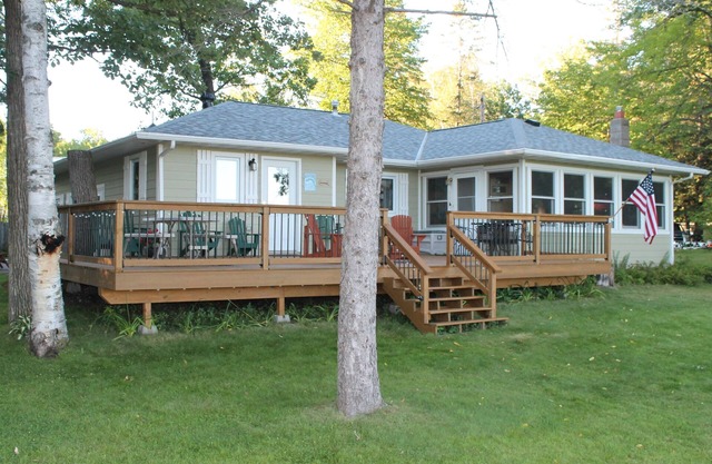 Familienhütte am wunderschönen Bay Lake * Großes Lakeside Deck * Large Yard für Spiele