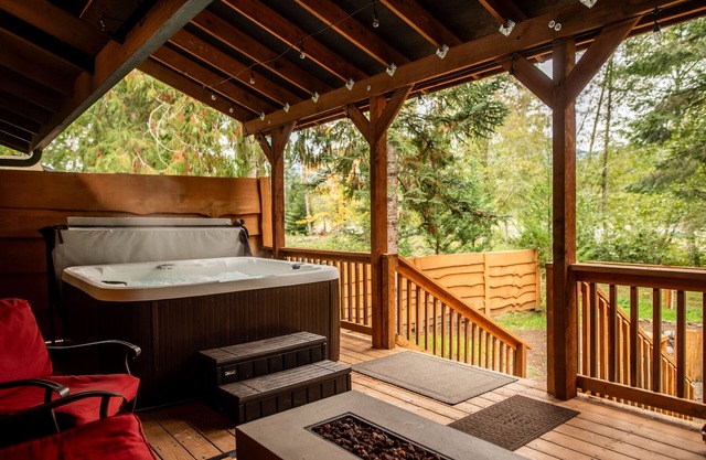 Family Cabin on Cowlitz River-Covered Deck/Hot Tub/Games! Pet Friendly!
