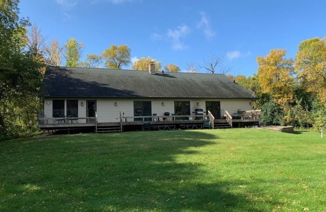 Private Hütte zwischen Angelseen und neben Hektar Wald.