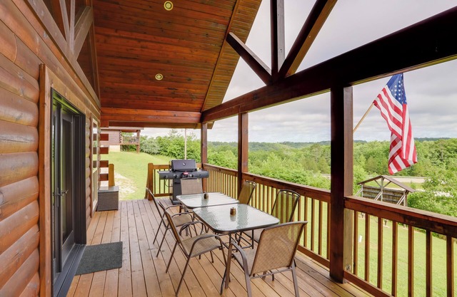 Family Cabin w/ Deck By Mark Twain Nat’l Forest!