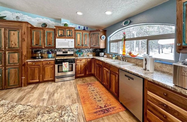 Family Cabin with Hot Tub and Tree Fort