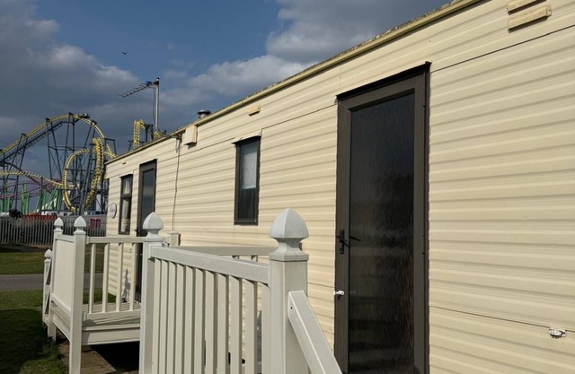 Family Caravan short walk to Fantasy Island, Beach and Butlins