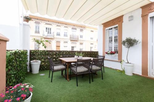 Family Century House with terrace and parking