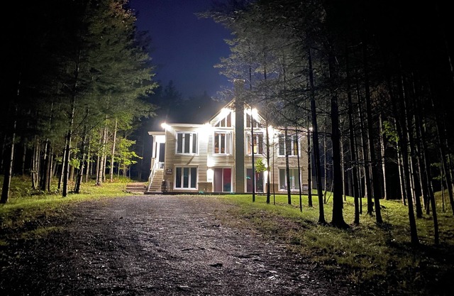 Family chalet in the woods, rental 31 nights+, sleeps 12