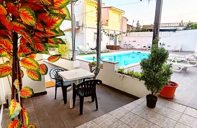 Familienwahl mit Blick auf den Pool