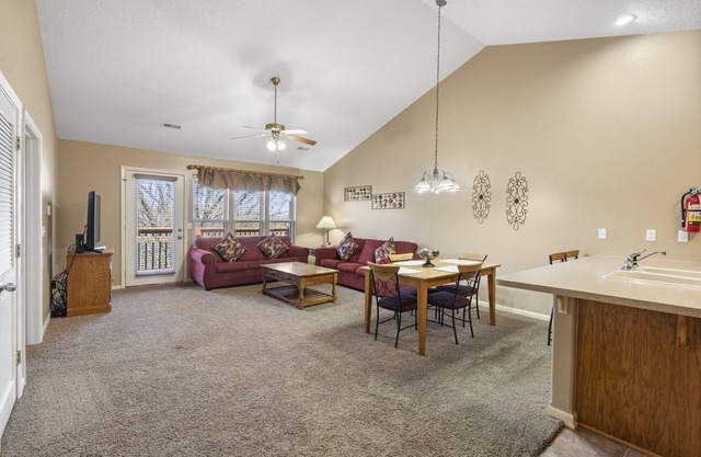 Family Condo in a Lovely, Gated Golf Resort near Silver Dollar City