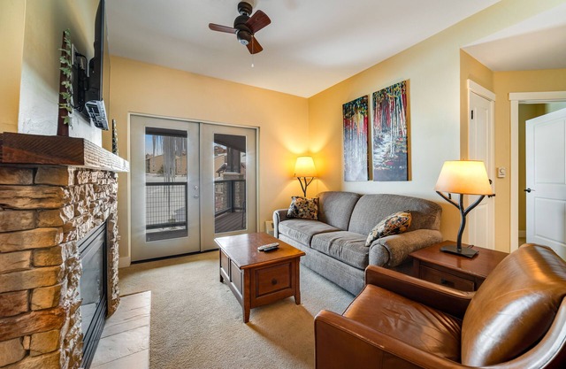 Family condo w/shared pool & hot tub/private washer/dryer, WiFi - near skiing