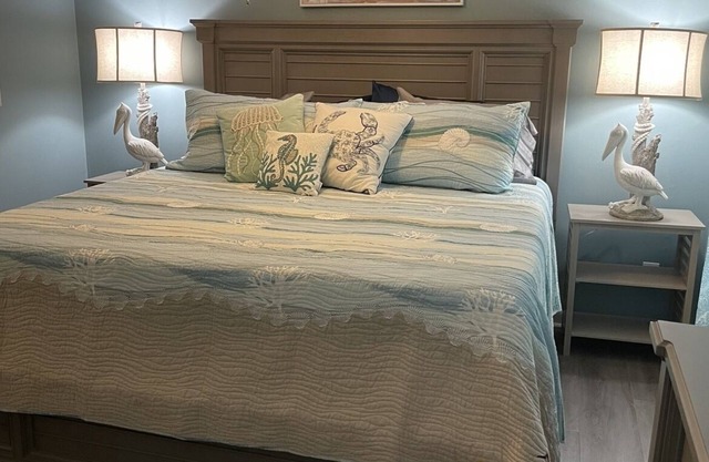 Family cottage by boat launch, minutes to Navarre or Pensacola Beach!