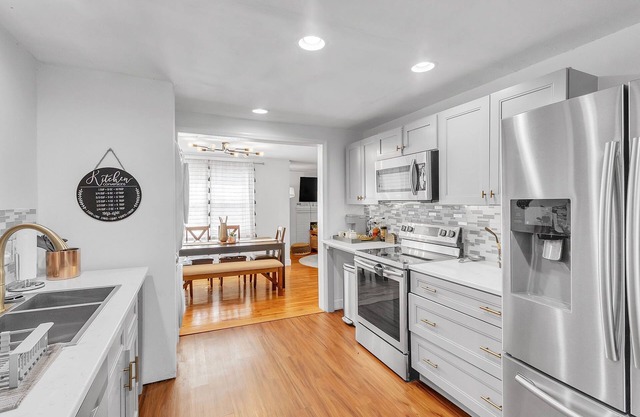 Family cottage near City and Fun. Vast fenced yard for pet and children