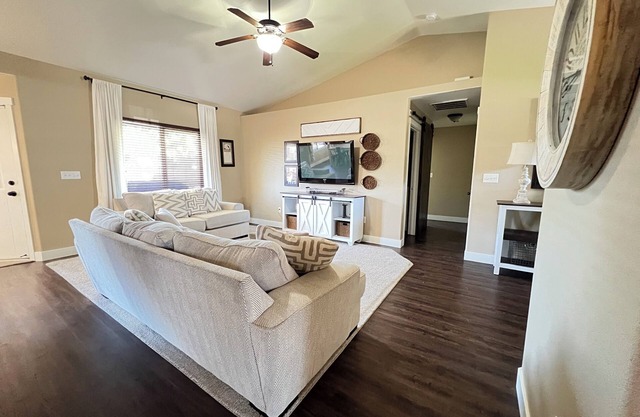 Family Cozy Stay - Near It All