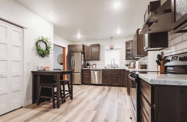 Family & dog friendly; 5 min walk to beach, bars, downtown, restaurants and park