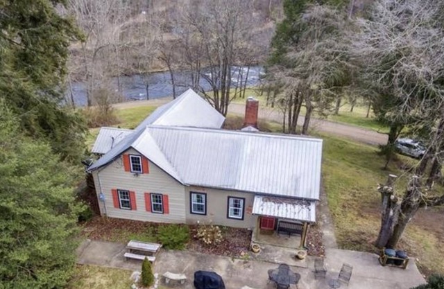 Family & Dog Friendly River Front Cabin on 2 Acres peaceful... Tubing, Fishing!