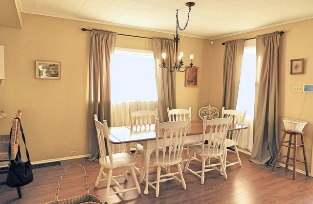 Family & dog friendly, walk to beach & Old Town