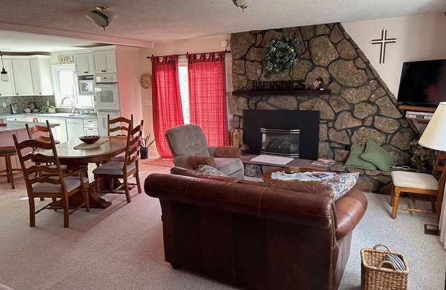 Family FAB....., spacious 2 story home with yard/patio for family activities
