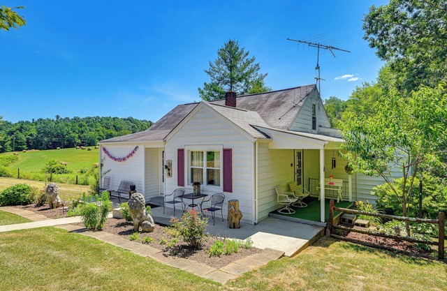 Family Fancy Gap Cottage w/ Deck - Pets Welcome!