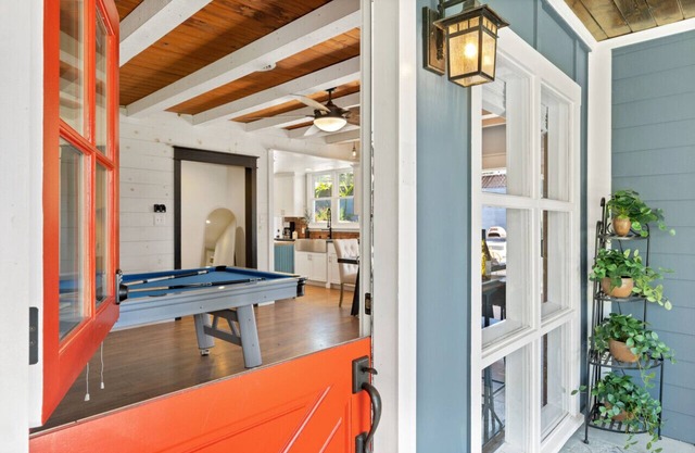 Family Farmhouse, Hot Tub, Putting Green, Pool Table, Kids Barn, Fireplace,Bistro Lights