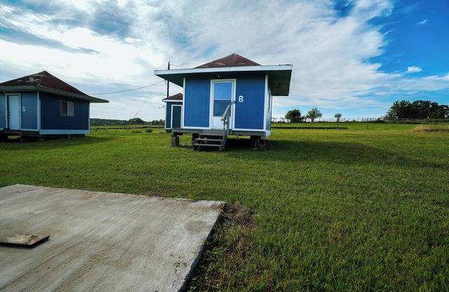 Family Farms Cabin 6 - Twin/Full Bunk, Fire Pit & Country Charm. Sleeps 3