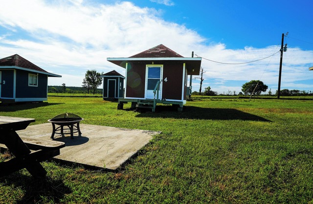 Family Farms Cabin 4 - Full + Twin Beds, Fire Pit, Fishing & Festival Nearby