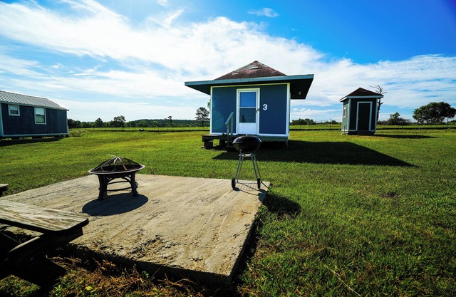 Family Farms Cabin 3 - Twin Beds, Lake View, and w/ Peaceful Nights - Sleeps 2