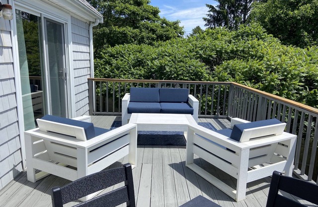 Herring Hideaway-Newly Renovated Pondside Retreat!