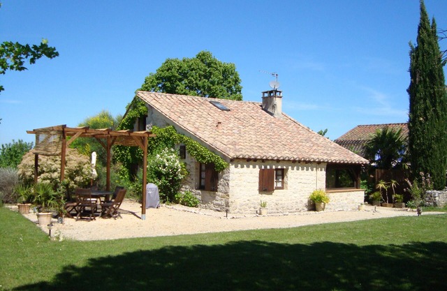 Familienfreundliches, hundefreundliches Ferienhaus mit Pool, Spielbereich und Aussicht in der Nähe von Cahors