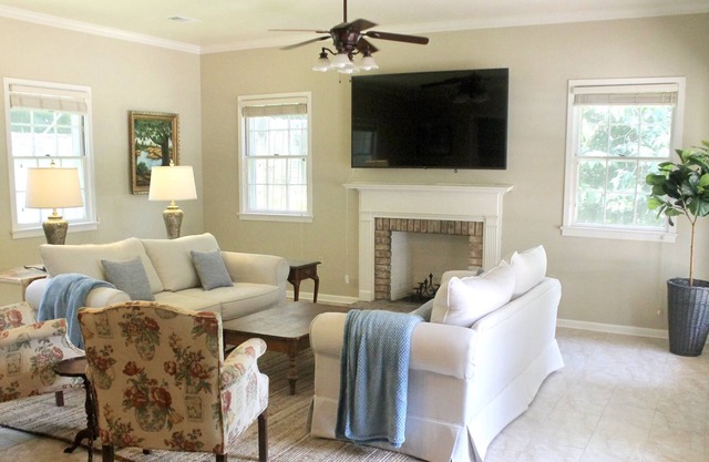Family/pet friendly house on quiet corner in downtown St. Francisville