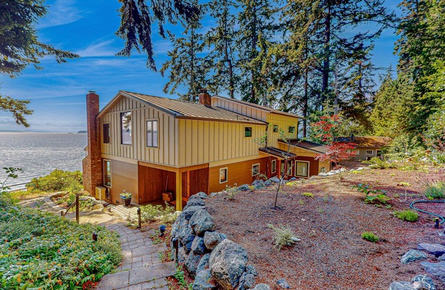 Family-friendly soundfront retreat with sprawling deck and expansive views