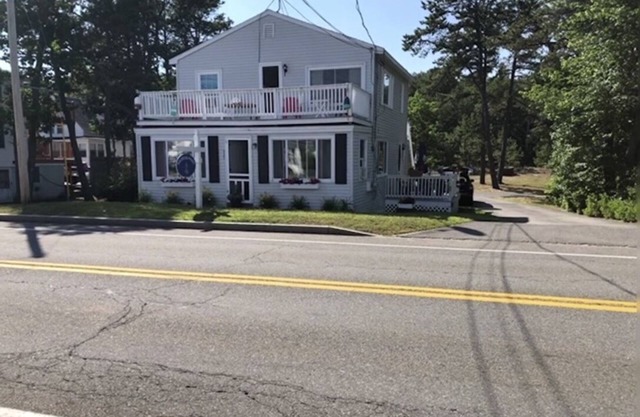 Family friendly place one block away from the beach!