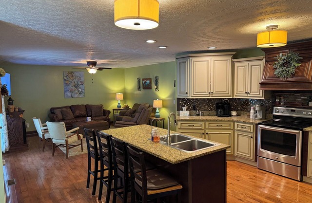 Family friendly 12 bed, Serene small town Louisa. Cozy with wifi, AC & farm life
