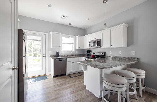 Family friendly 2-bedroom/2 bathroom house in Arundel with free WiFi, pool & gym
