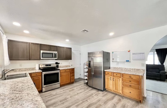 Family-friendly 2-bedroom 2-bathroom home with fenced backyard, toys, AC, WiFi