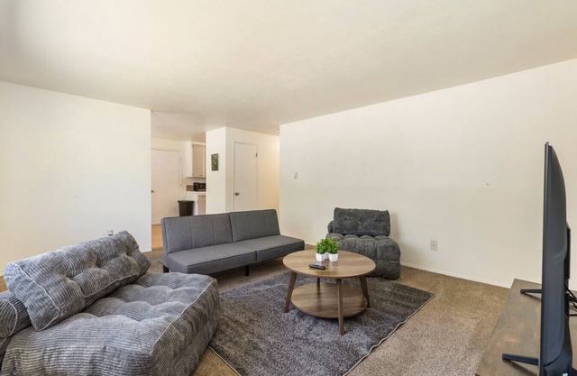 Family-Friendly 2BR Home in Lynnwood w/ Parking