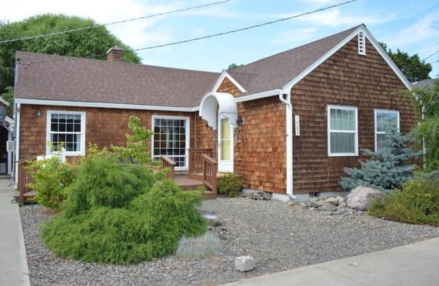 Family-Friendly 3-Bedroom House, Close to Downtown and EOU!