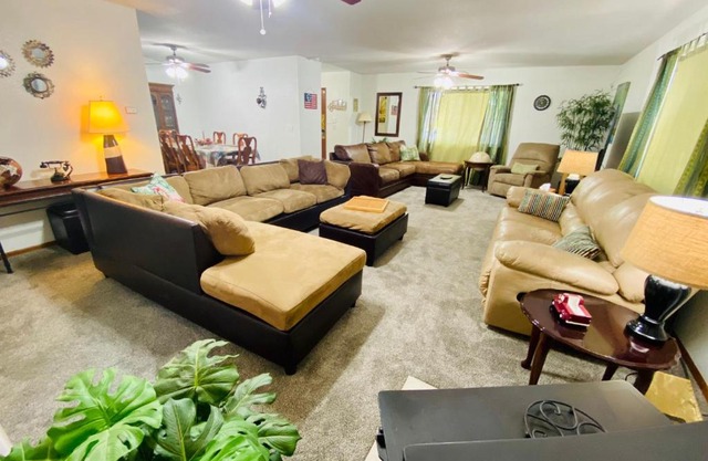 Family friendly, 3 bedroom house, with king bed for up to 15 - BBQ - Internet - jet tub