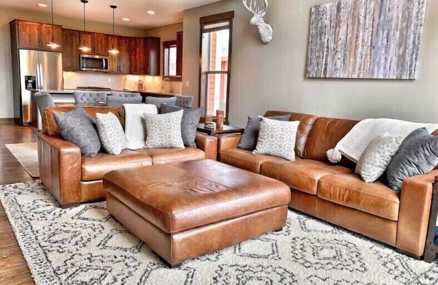 Family friendly 3 bedroom, mt views, private outdoor hot tub