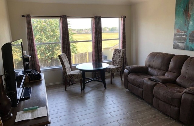 Family-friendly 3 bedroom retreat, in shared house