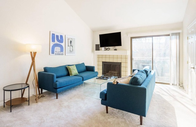 Family-Friendly 3BR Condo in Newark with Amenities